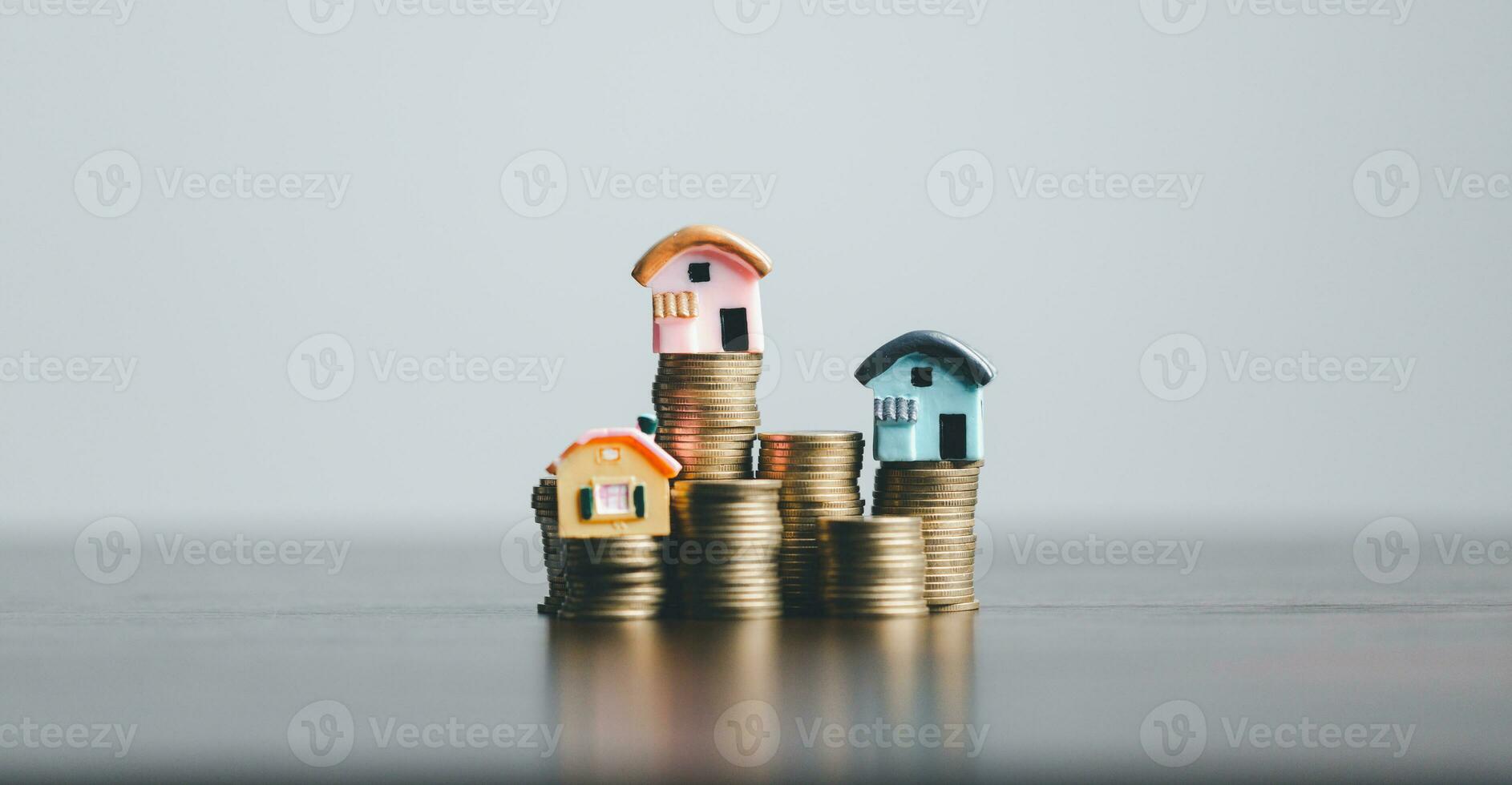 monedas apilar con mini casa en de madera mesa, hogar préstamo, salvar dinero concepto, propiedad inversión, casa préstamo, marcha atrás hipoteca, oro monedas dinero apilar crecimiento, ahorro dinero monedas apilar futuro para hogar. foto