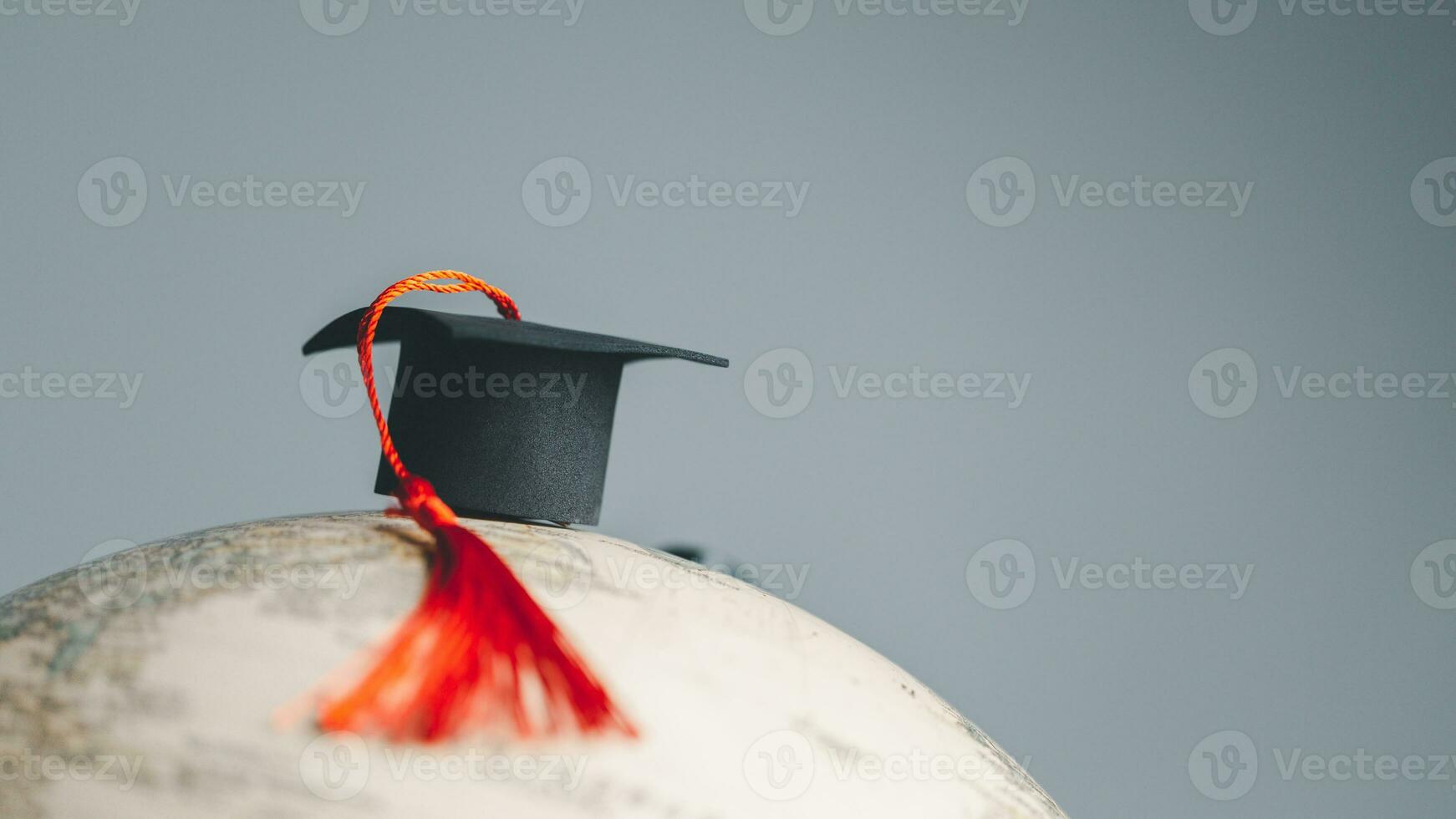 graduación gorra con tierra globo. concepto de global negocio estudiar, extranjero educativo, espalda a escuela. educación en global mundo, estudiar extranjero negocio en universidades en mundial. idioma estudiar foto