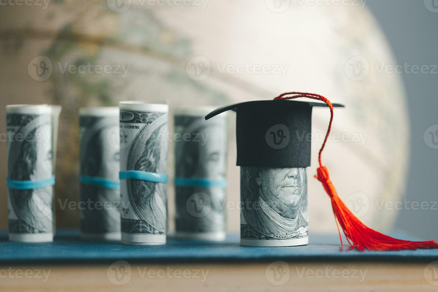 graduación gorra con tierra globo. concepto de global negocio estudiar, extranjero educativo, espalda a escuela. educación en global mundo, estudiar extranjero negocio en universidades en mundial. idioma estudiar foto