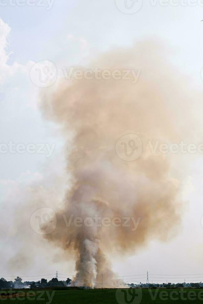 grueso oscuro fumar desde un fuego a desierto foto