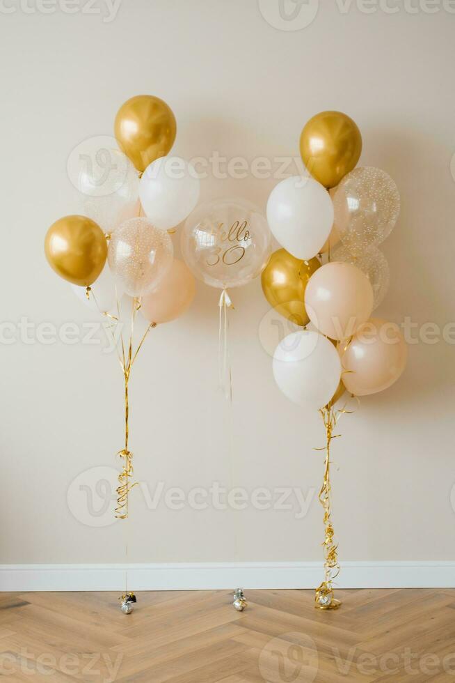 decoración para el celebracion de el 30 aniversario. globos de oro y blanco color foto