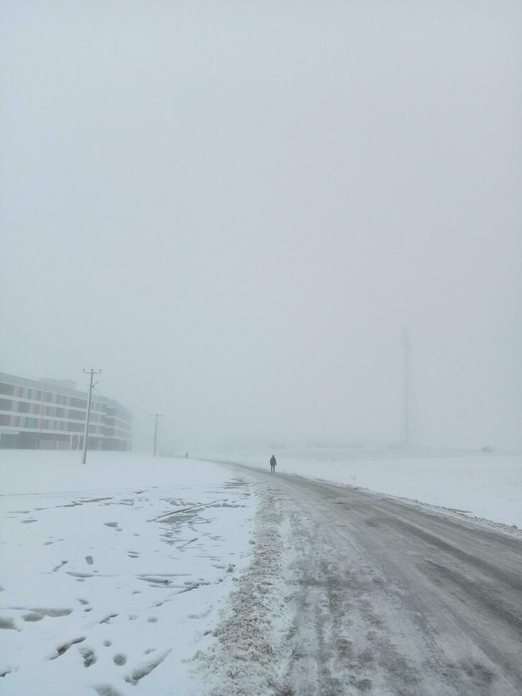 el calle ver de el ciudad de kutahya en Turquía cuales es lleno con nieve y grueso niebla, requiere vistiendo grueso ropa porque de el muy frío clima. diciembre 23, 2023 foto