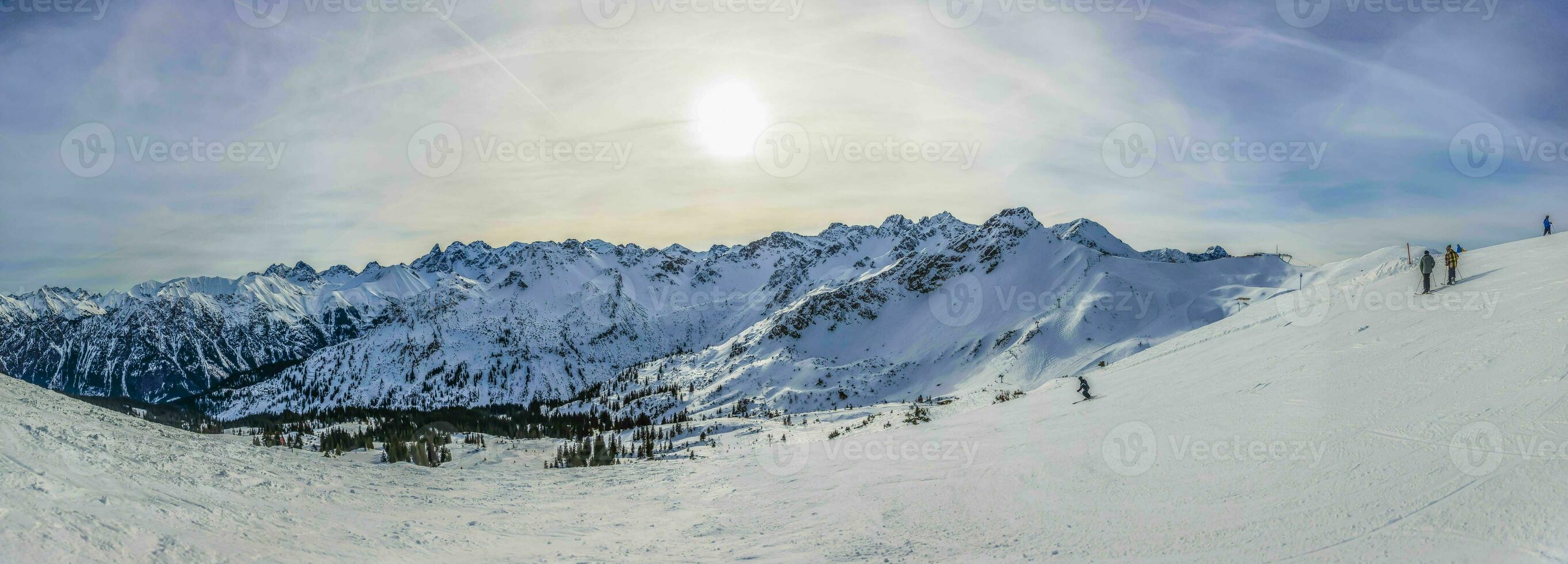 ver en nieve cubierto montañas en Austria foto