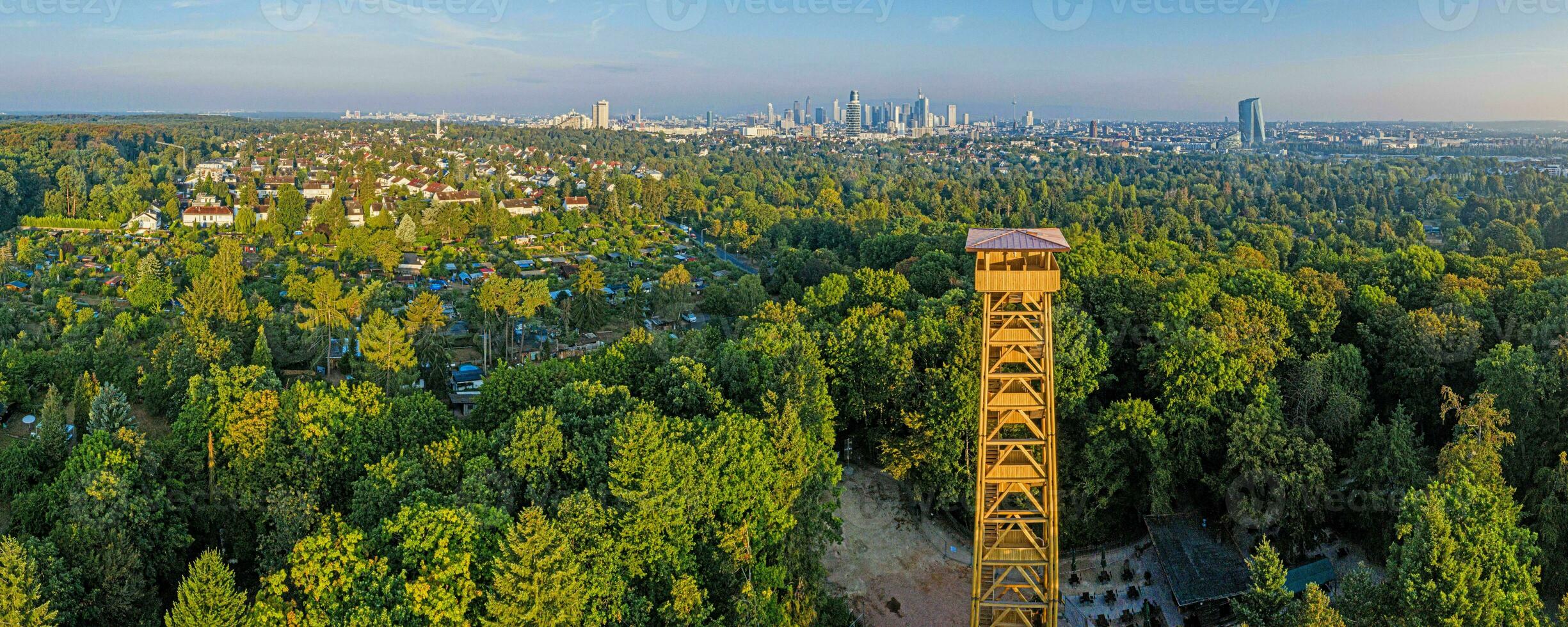 vista aérea de la nueva torre de goethe cerca de frankfurt foto