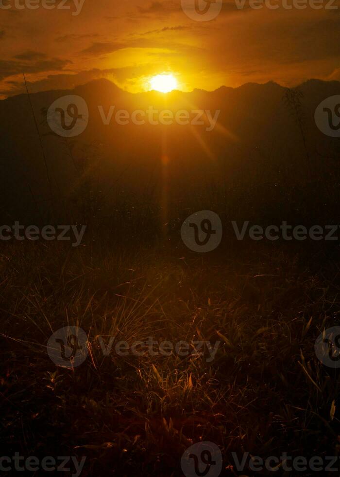 pintoresco dorado hora puesta de sol con montaña foto