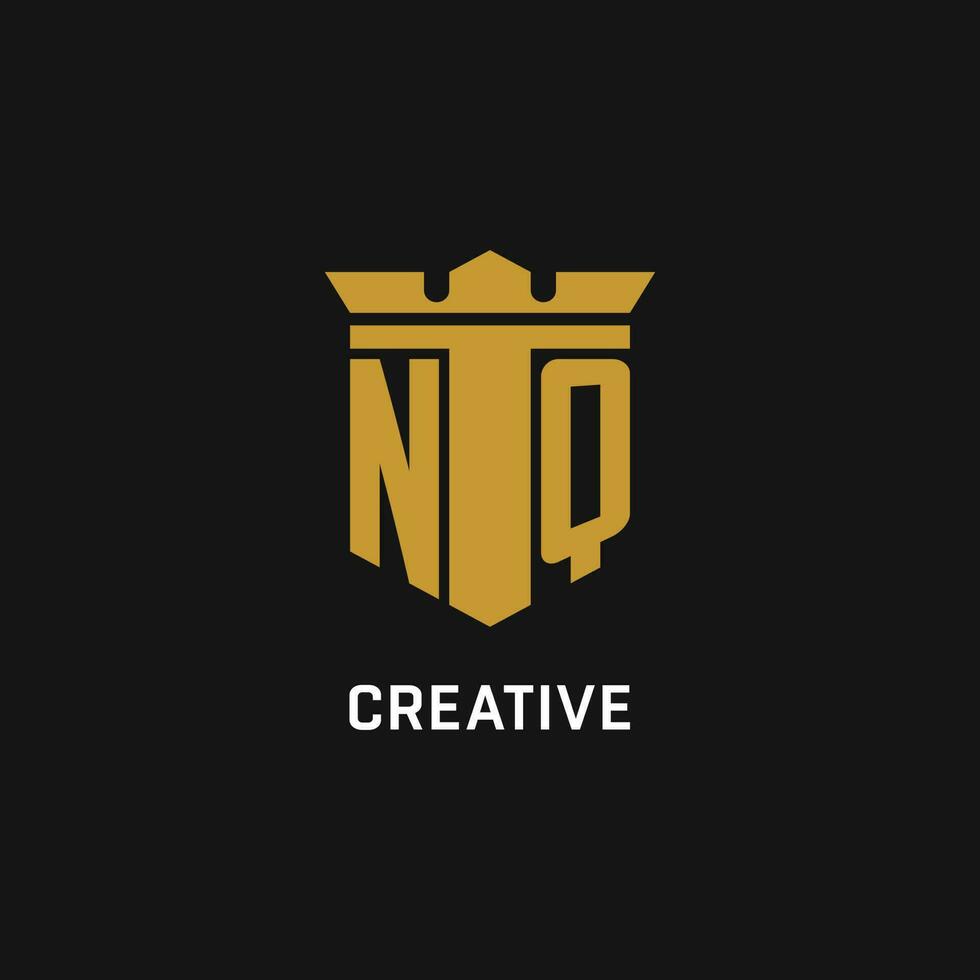 nq inicial logo con proteger y corona estilo vector