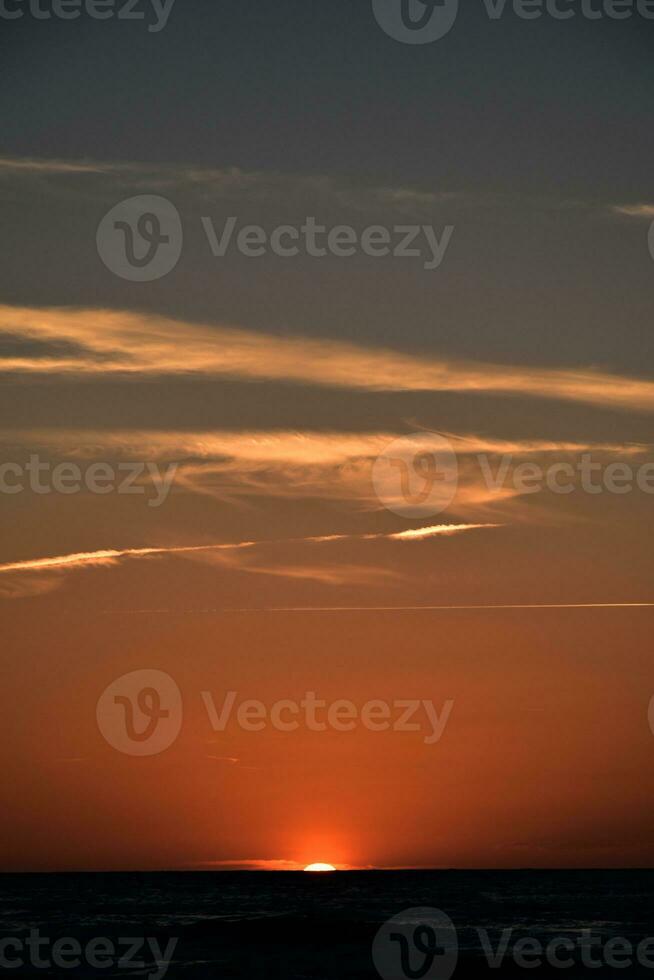 naranja puesta de sol en el playa de el báltico mar en Polonia foto