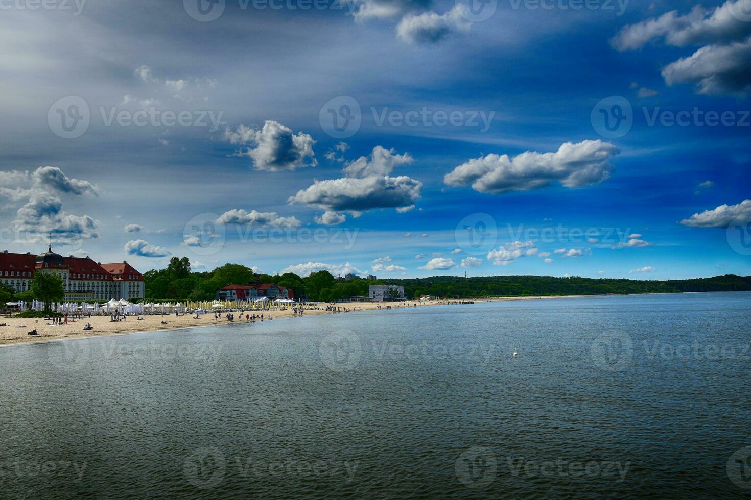 verano ver de el famoso ciudad de sopot en Polonia desde el mar foto