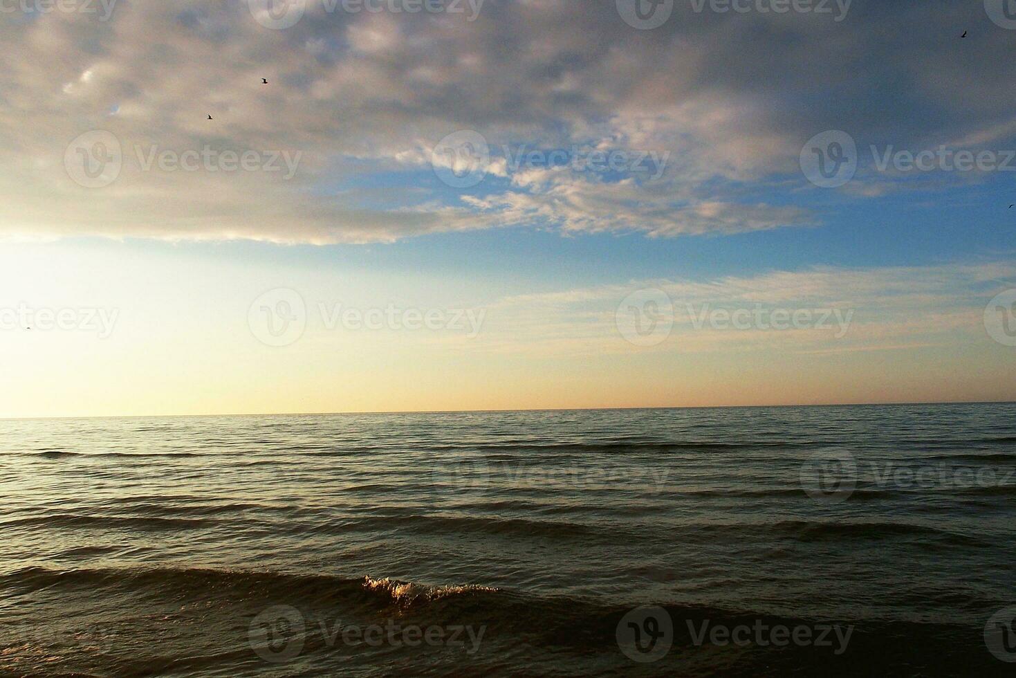 paisaje de el azul báltico mar en Polonia y el playa en un soleado calentar día foto