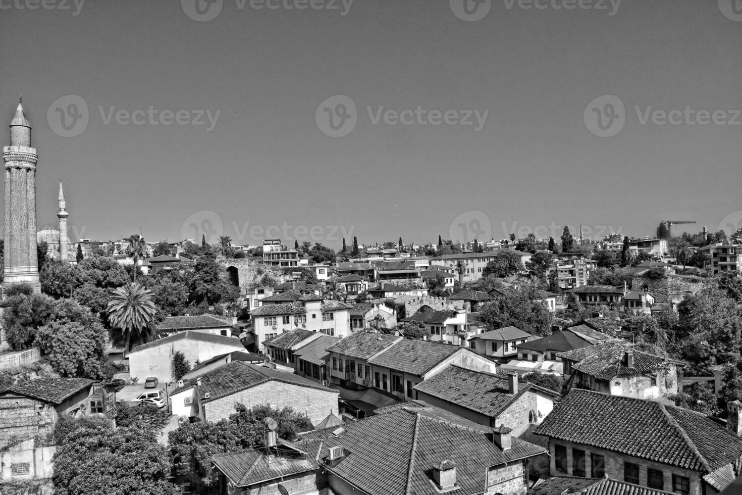 urbano paisaje en antiguo ciudad de turco antalya con caliente verano día con azul cielo foto