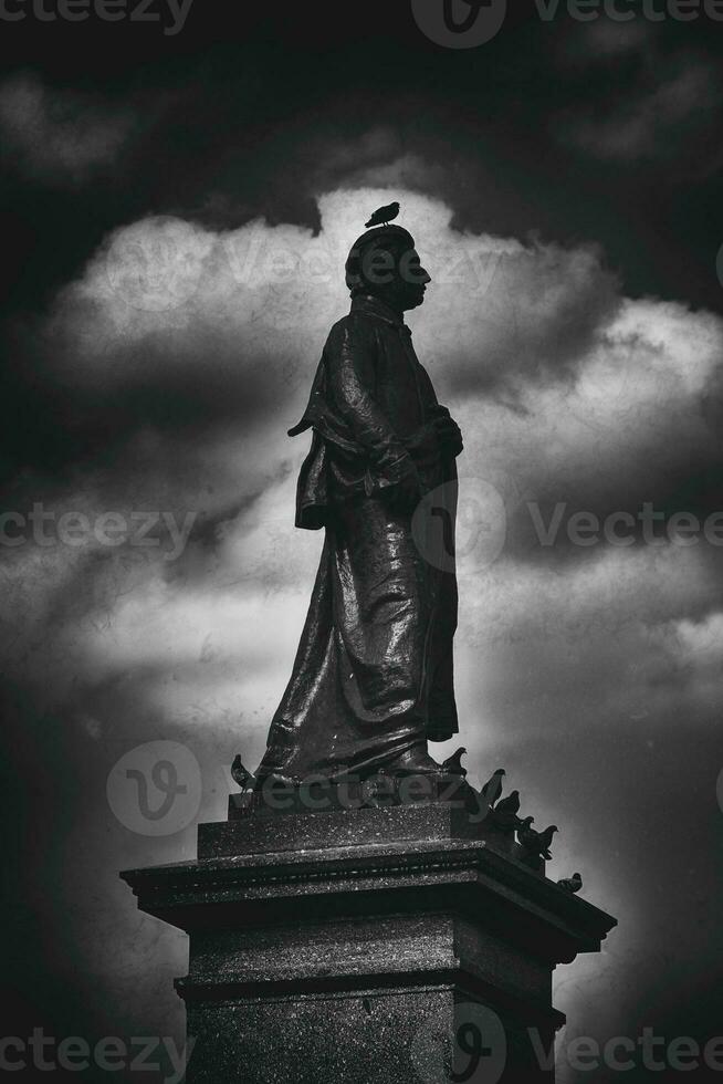 famoso Monumento a el polaco poeta Adán mickeywicz en el mercado cuadrado de el antiguo pueblo en cracovia, Polonia foto