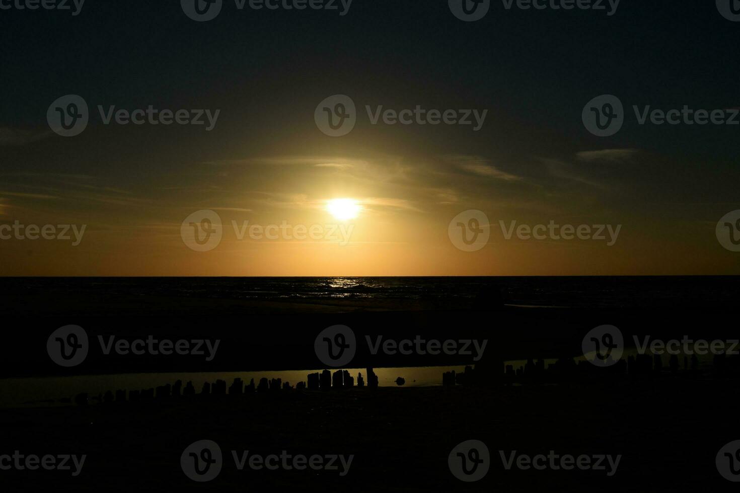 naranja puesta de sol en el playa de el báltico mar en Polonia foto