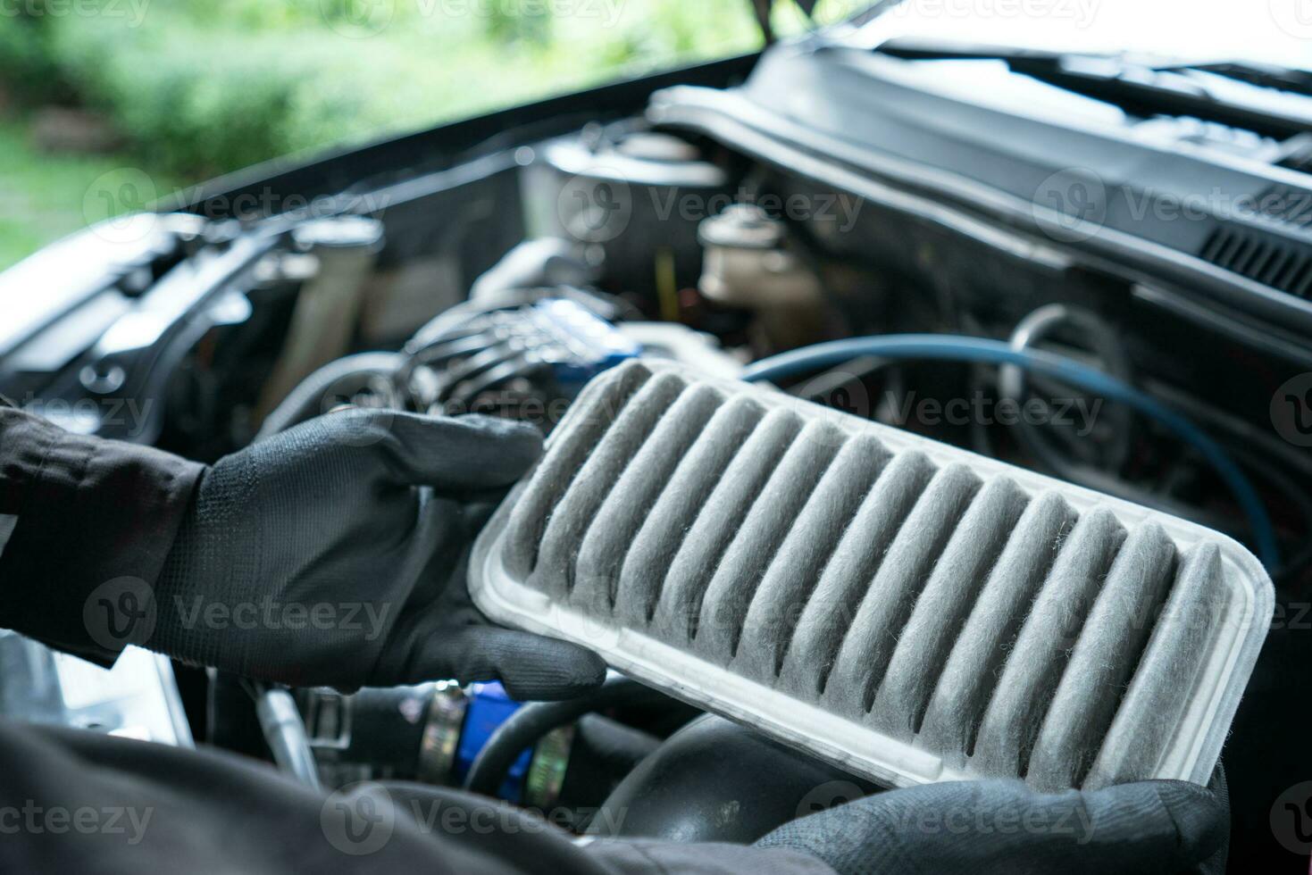 concepto de coche cuidado Servicio mantenimiento, el coche aire filtrar es antiguo y sucio con polvo manchas para comprobación limpieza, y reemplazando el nuevo filtrar. foto