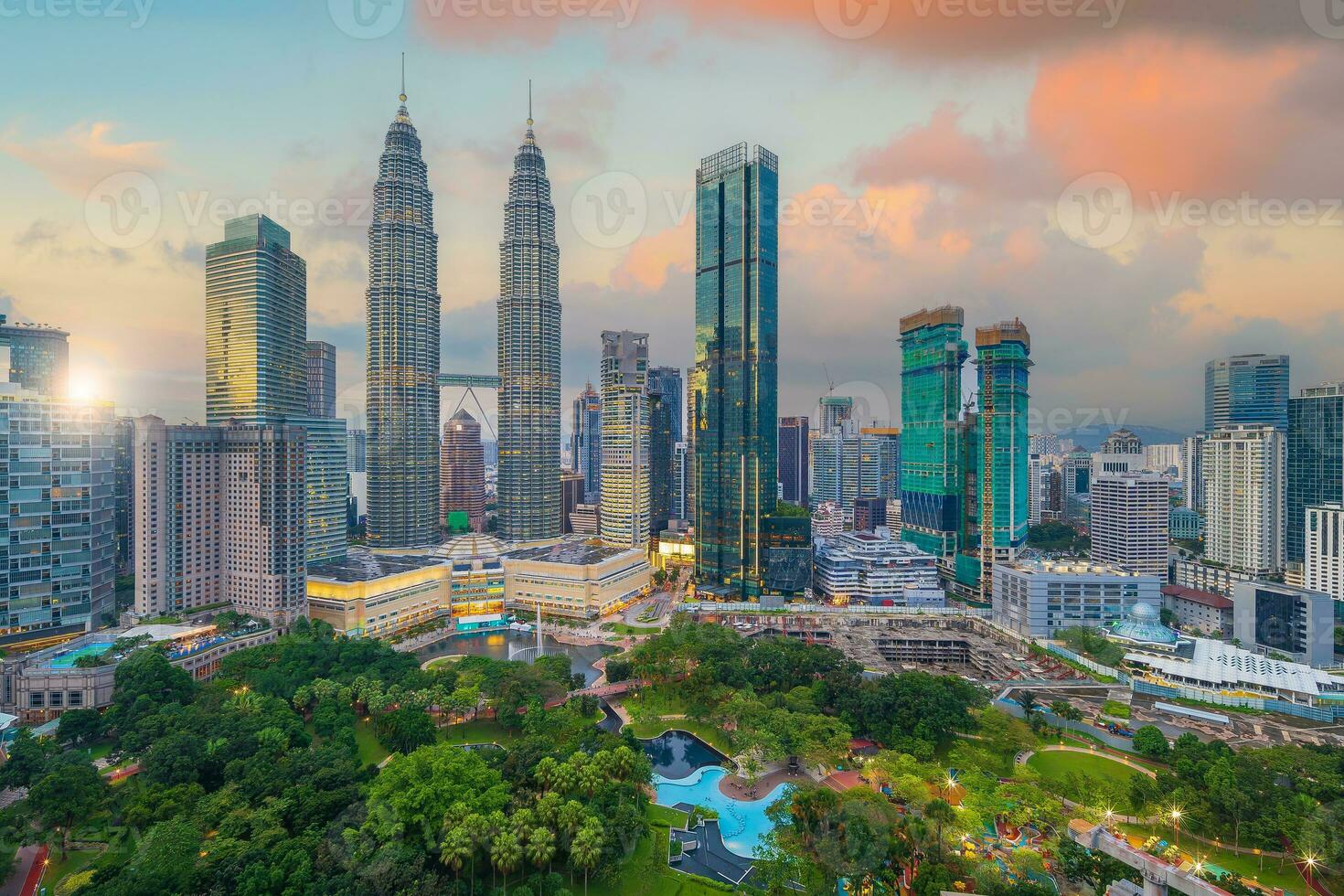 céntrico kuala lumpur ciudad horizonte, paisaje urbano de Malasia foto