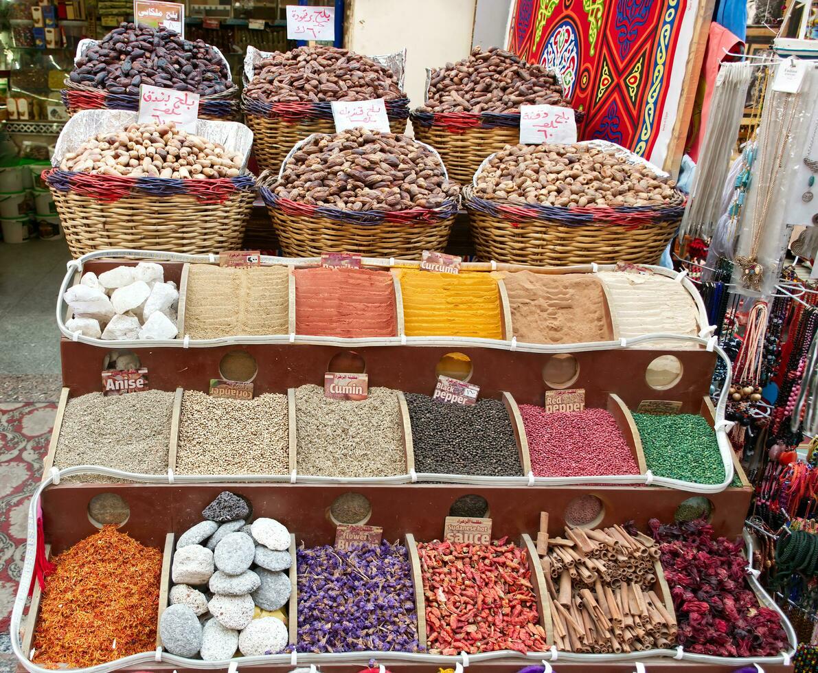 tradicional egipcio bazar con hierbas y especias en El Cairo. Egipto. foto