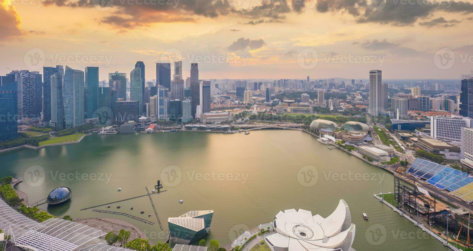 céntrico ciudad horizonte frente al mar, paisaje urbano de Singapur foto