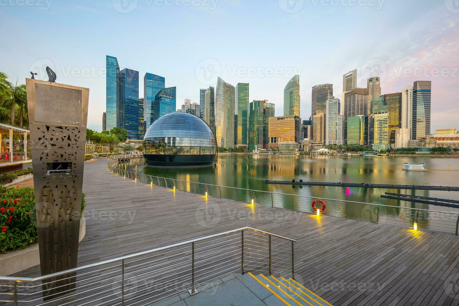 céntrico ciudad horizonte frente al mar, paisaje urbano de Singapur foto