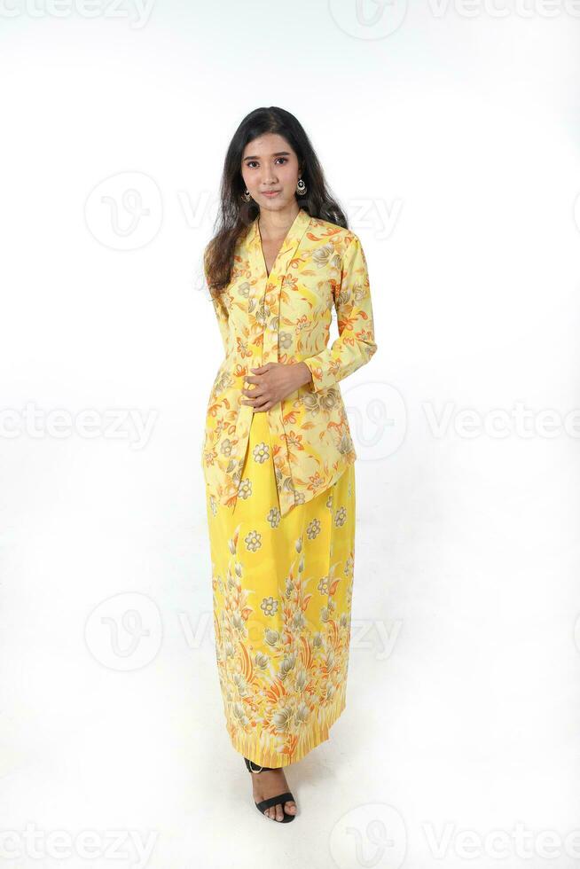 sur este asiático indio carrera étnico origen mujer vistiendo amarillo kebaya baju Kurung vestir disfraz multirracial comunidad en blanco antecedentes foto