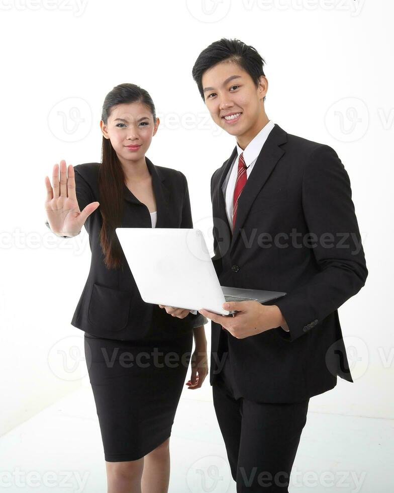 sur este asiático joven chino indio hombre mujer vistiendo formal negocio oficina mercancía en blanco antecedentes actitud expresión foto