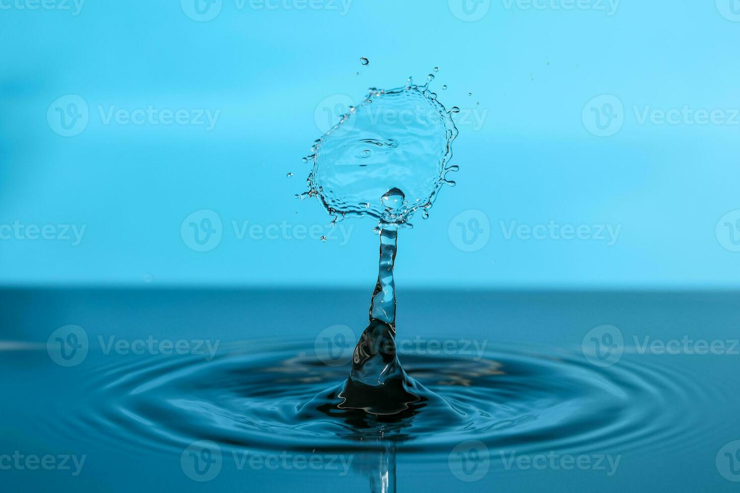 Water droplet drop splash collision dripping pillar reflection refraction photo