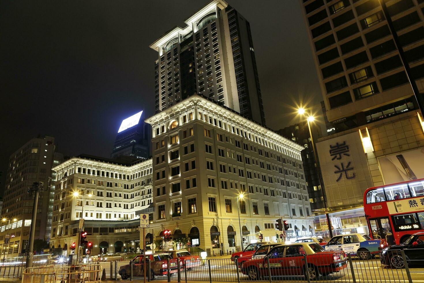 kowloon, hong kong marzo 14, 2019- noche ver de el famoso península hotel cuales abrió a invitado en 1928. foto