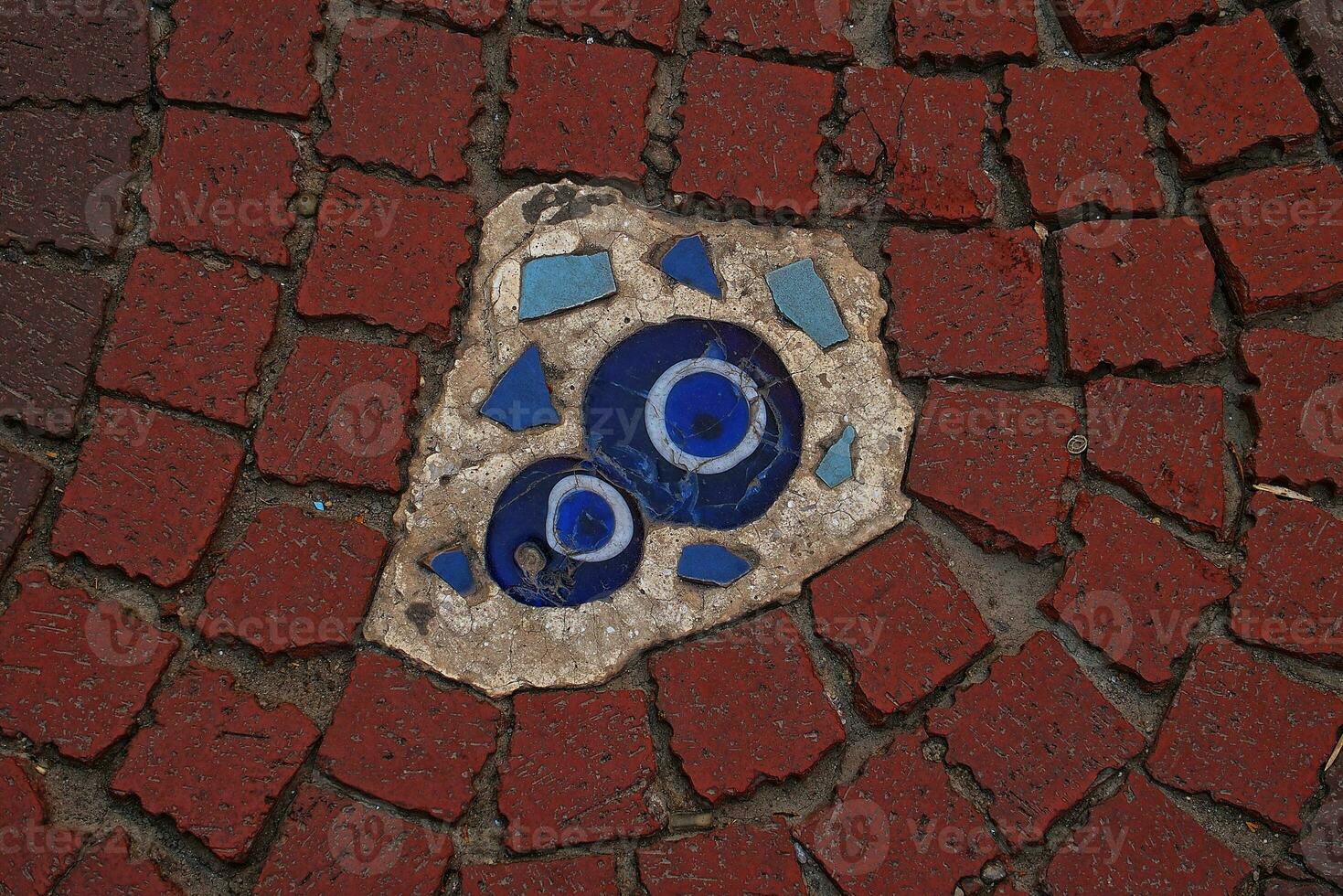 azul blanco ojo de el profeta en el antecedentes de un rojo ladrillo pavimento foto