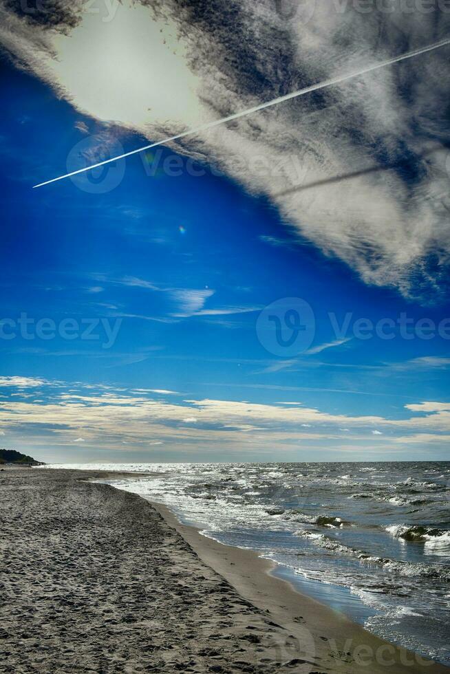 calentar despejado día en el playa. báltico mar paisaje en Polonia foto