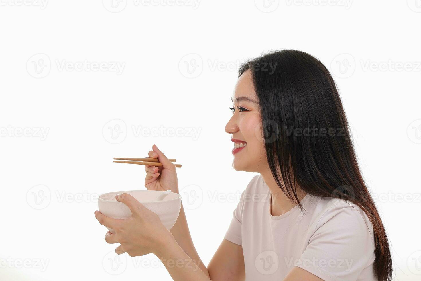hermosa joven sur este asiático mujer participación chino vacío palillo sopa cuchara cuenco utensilio fingir interino posando ver comer gusto alimentar oferta satisfacción sabroso blanco antecedentes contento foto