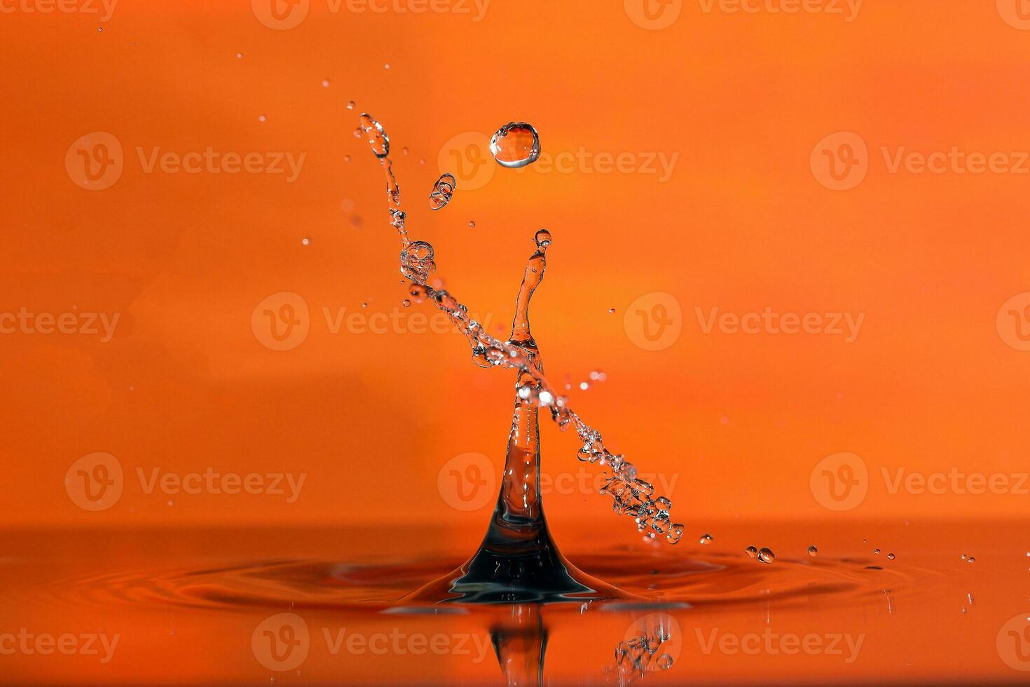 Water droplet drop splash collision dripping pillar reflection refraction photo