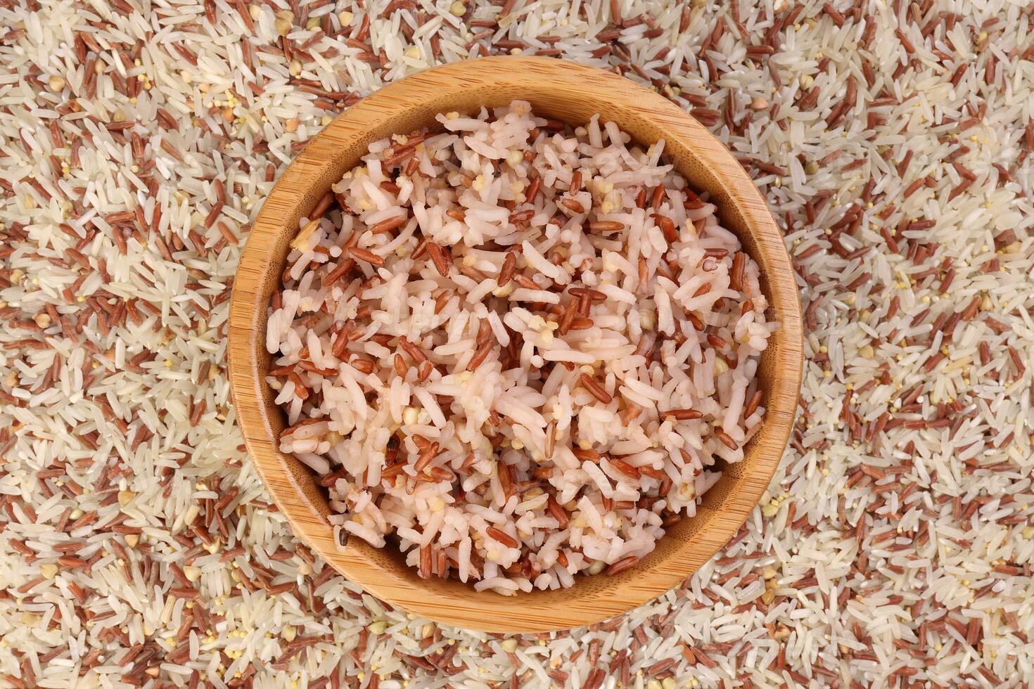 cocido y crudo mezclado bajo glucémico índice sano arroz grano basmati mijo alforfón rojo arroz en de madera cuenco cama de arroz terminado blanco antecedentes foto