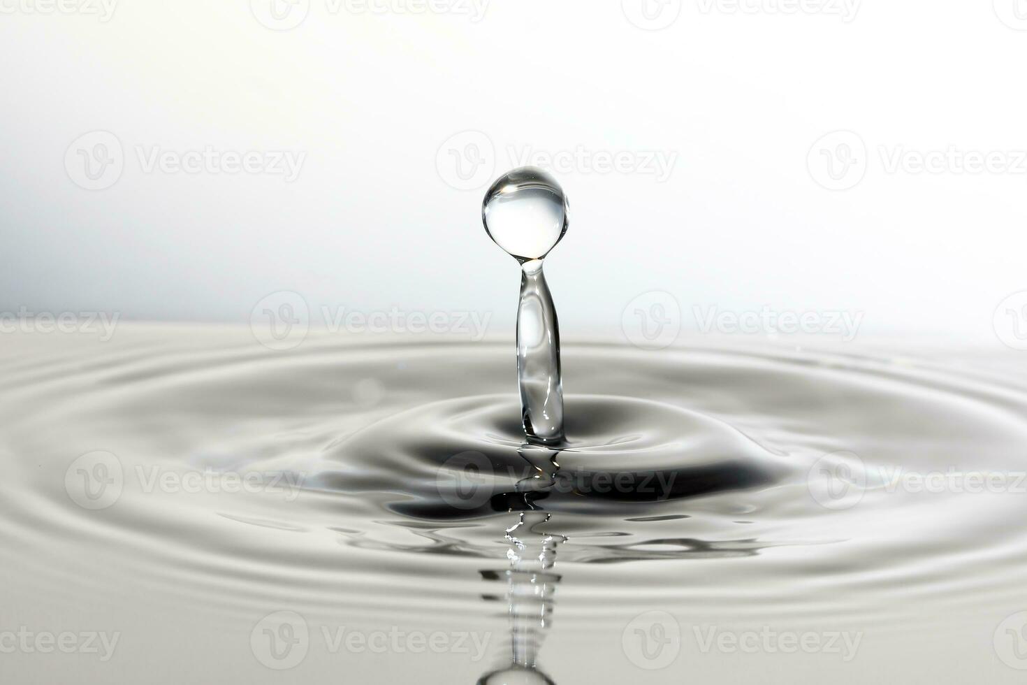 Water droplet drop splash collision dripping pillar reflection refraction photo