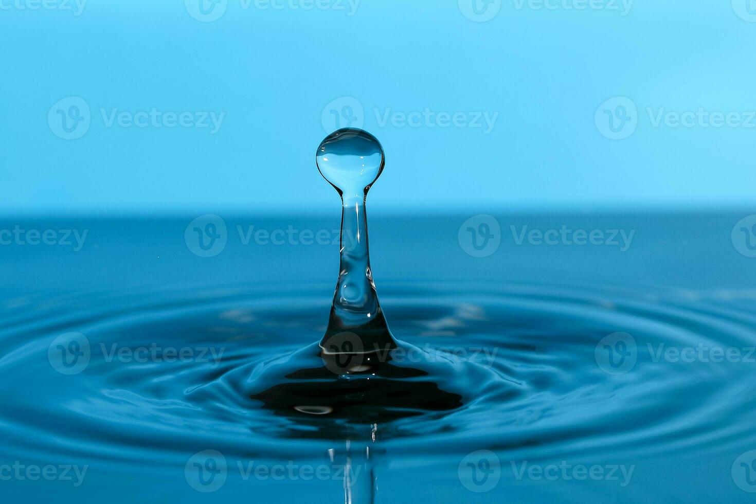 Water droplet drop splash collision dripping pillar reflection refraction photo