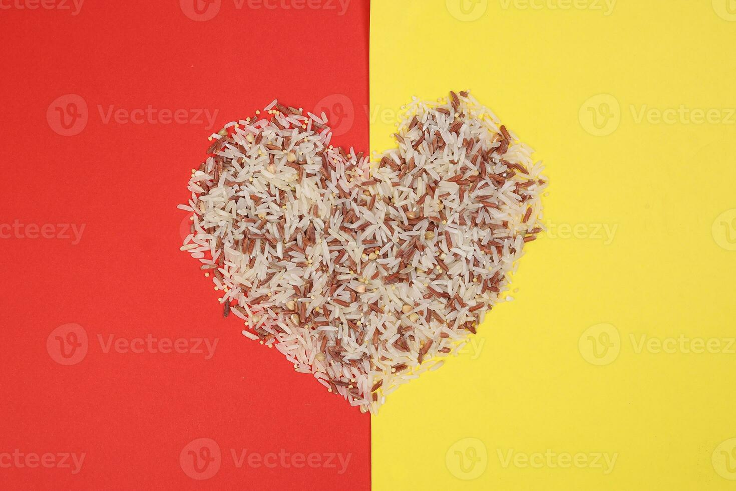 mezclado bajo glucémico índice sano arroz grano basmati mijo alforfón rojo arroz ciervo forma en rojo amarillo antecedentes foto