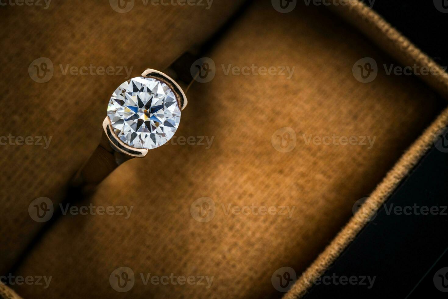 compromiso diamante anillo cerca arriba foto