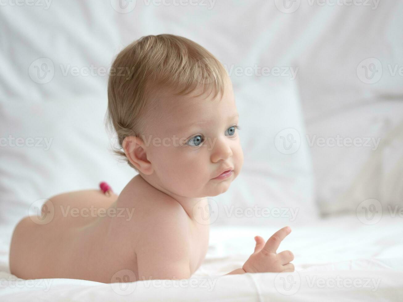 rubio linda bebé acostado en cama foto
