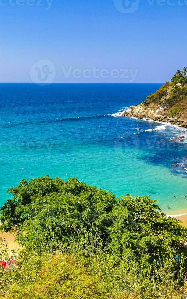 playa arena azul turquesa agua olas panorama carrizalillo puerto escondido. foto