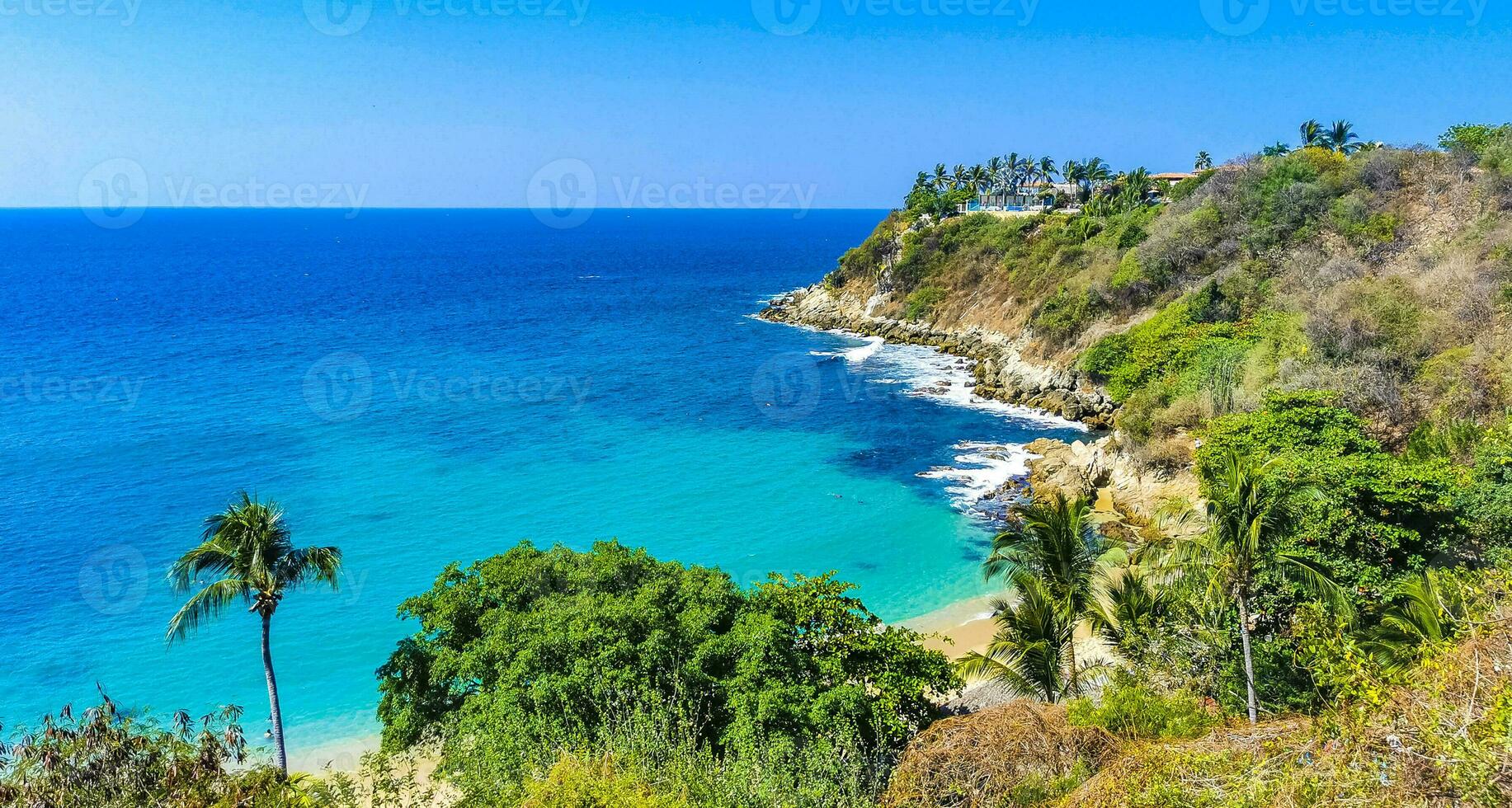 playa arena azul turquesa agua olas panorama carrizalillo puerto escondido. foto