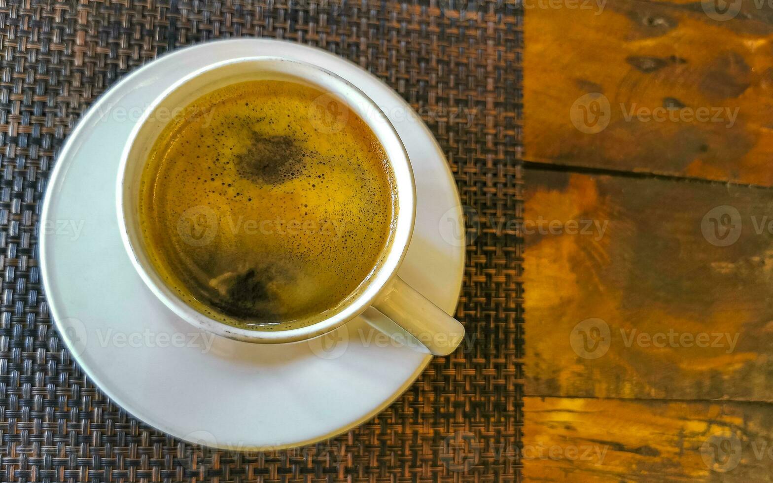 taza de café negro americano en el restaurante méxico. foto