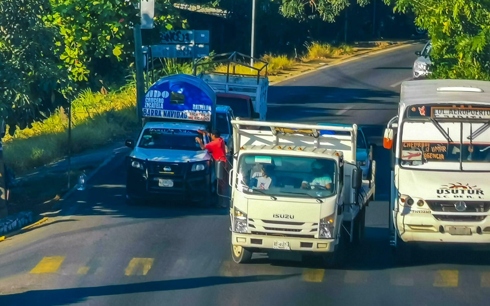 puerto escondido oaxaca mexico 2023 mexicano camión camiones carga transportador entrega carros puerto escondido México. foto