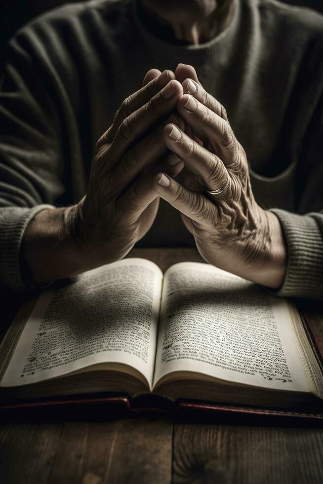 biblia, mujer leyendo desde el santo Biblia, generar ai foto