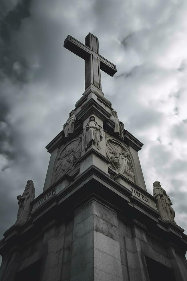 hermosa Roca Jesús Cristo crucifixión estatua en tumba desde Diecinueveavo siglo durante puesta de sol con común hiedra en fondo, generar ai foto