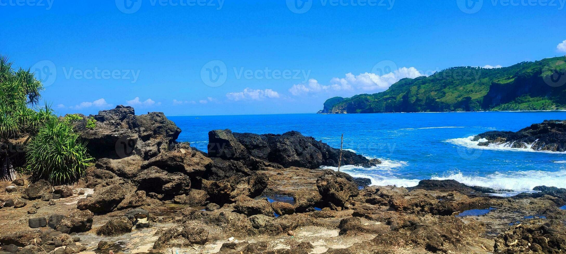 Menganti playa cuales mira hermosa con rocas, es situado en el ciudad de kebumen, Java isla, Indonesia foto