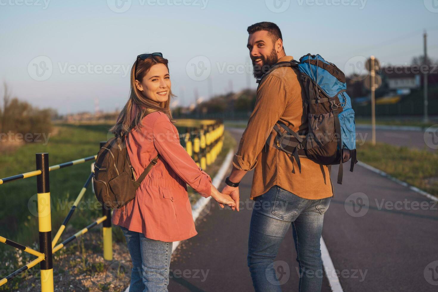 Pareja gasto hora juntos al aire libre foto