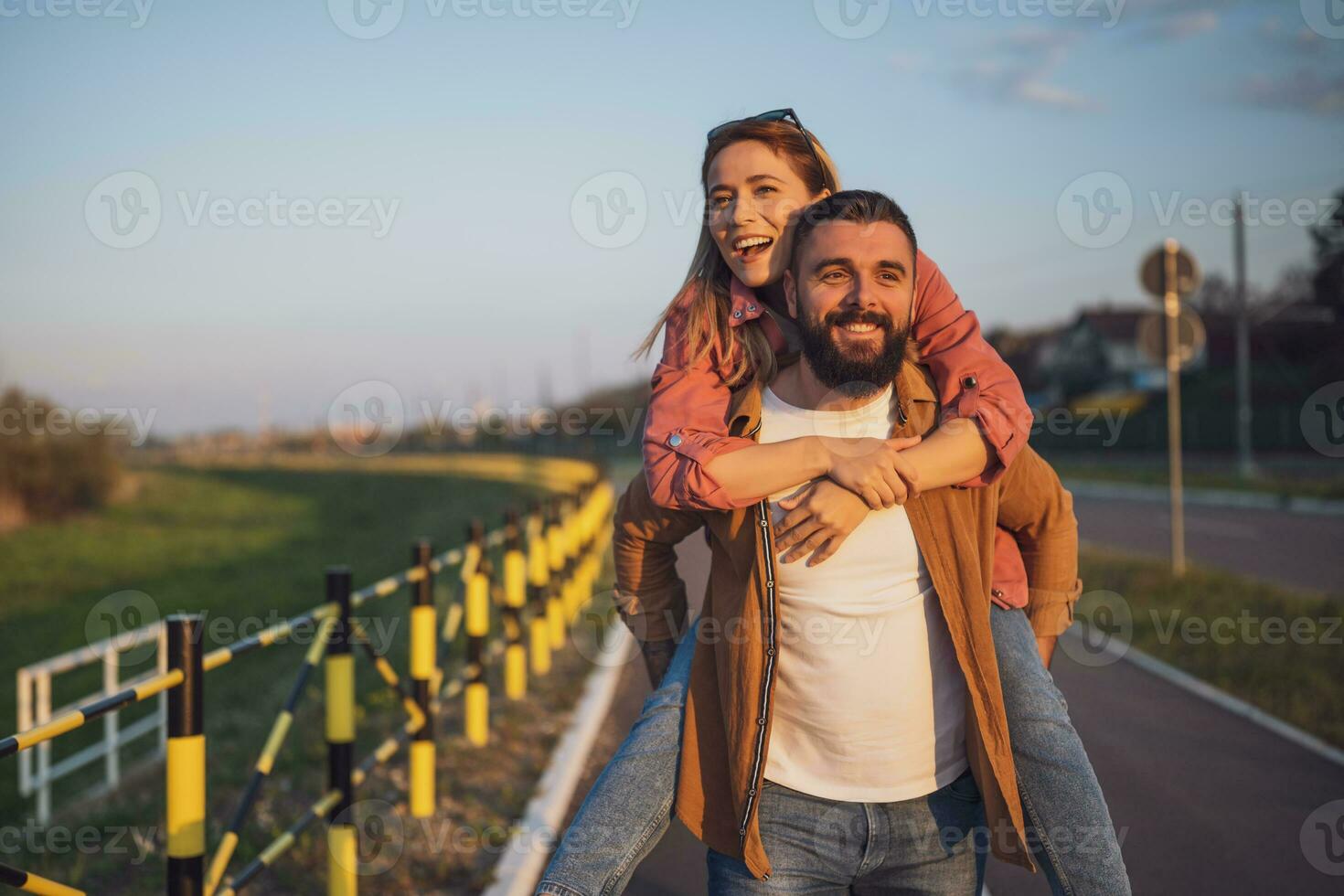 Pareja gasto hora juntos al aire libre foto