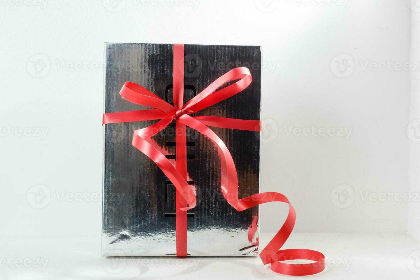 plata regalo caja en blanco antecedentes. plata regalo caja con rojo cinta. foto
