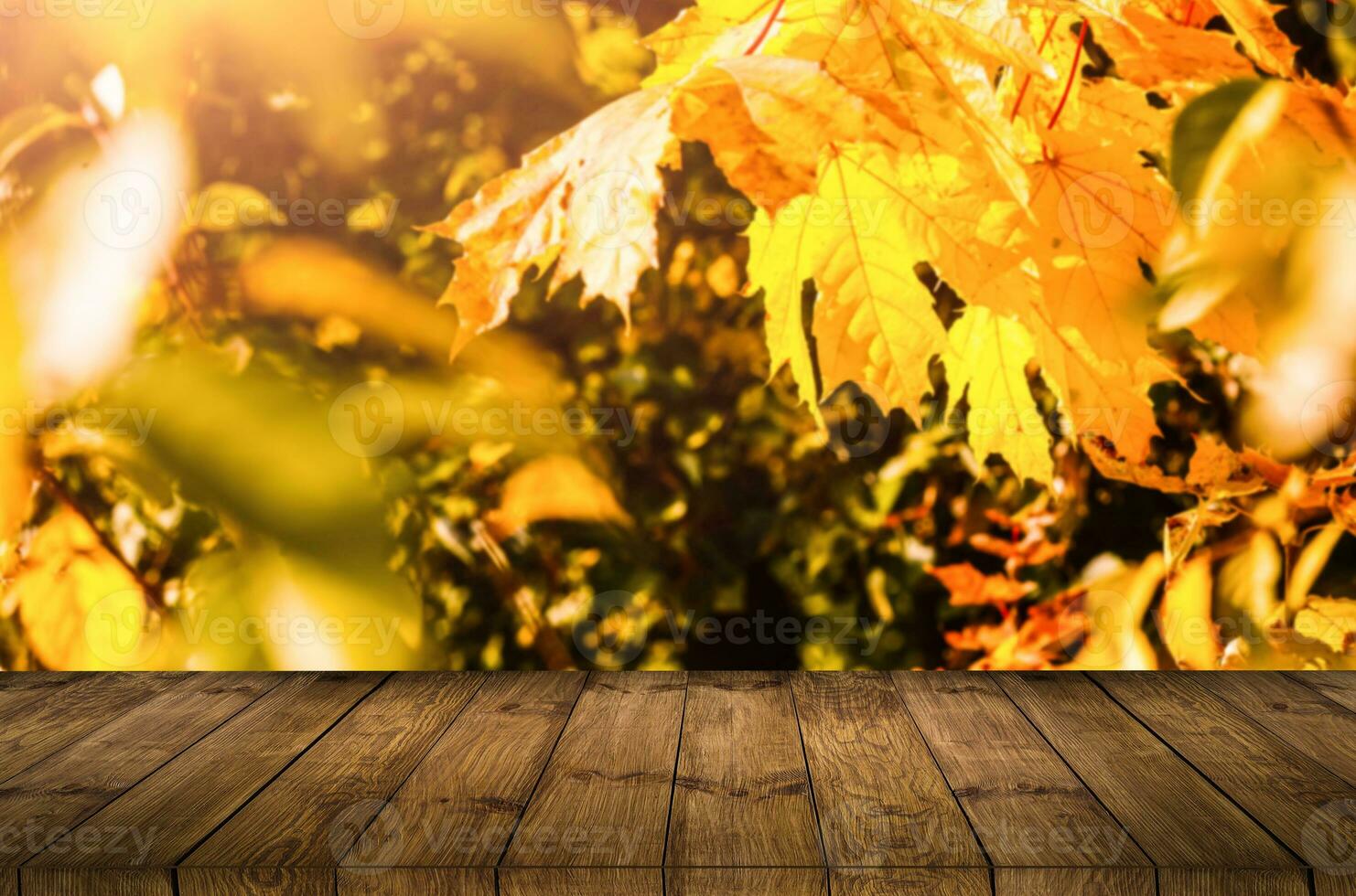 vacío de madera mesa terminado otoño hojas bokeh antecedentes. Listo para producto montaje foto