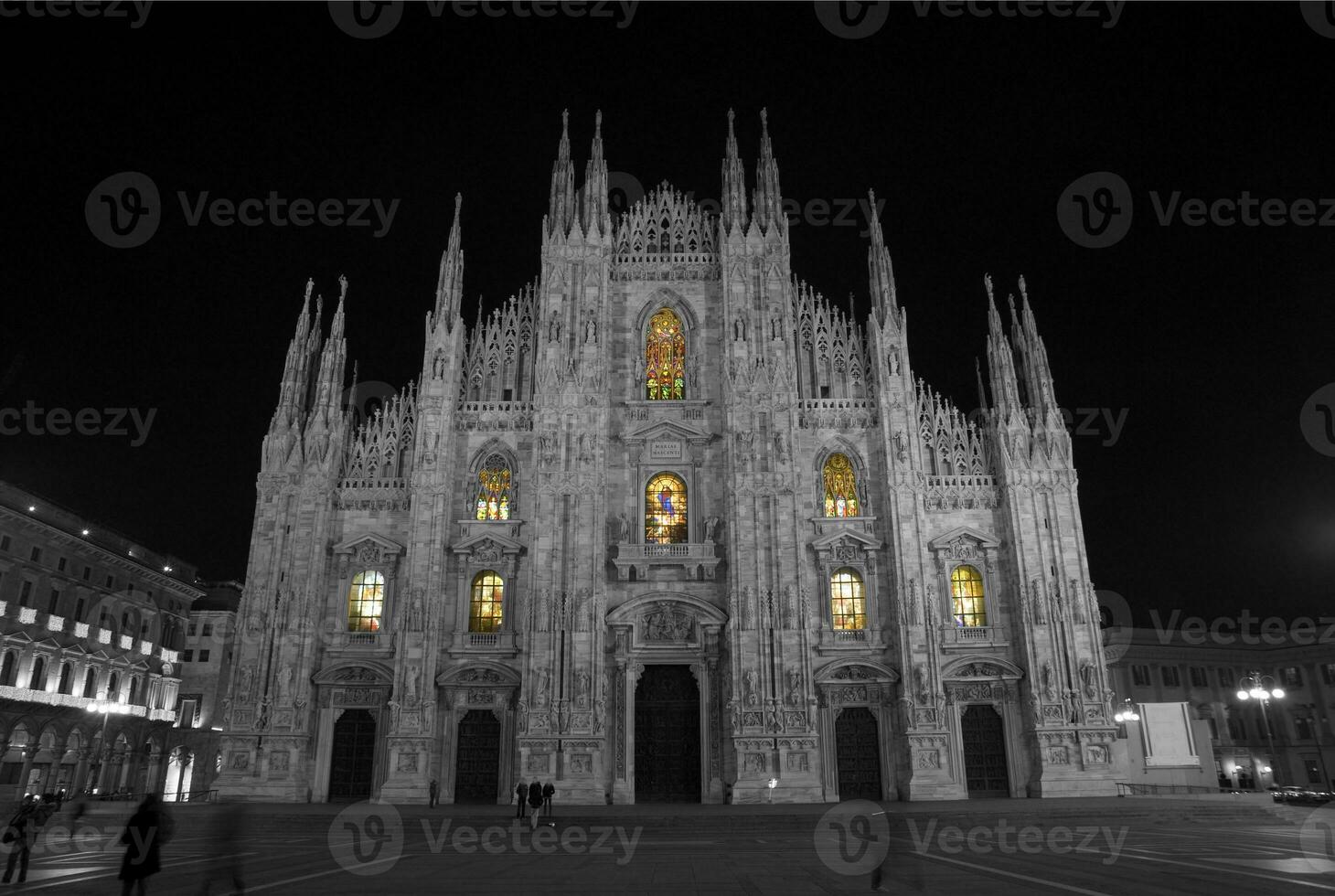 Milán catedral con iluminado foto