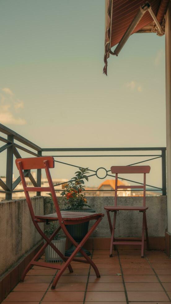 al aire libre terraza con silla y mesa, Clásico filtrar efecto. foto