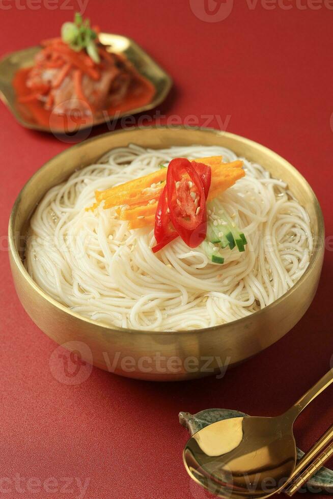 janchi guksu, coreano tradicional blanco somen fideos sopa foto