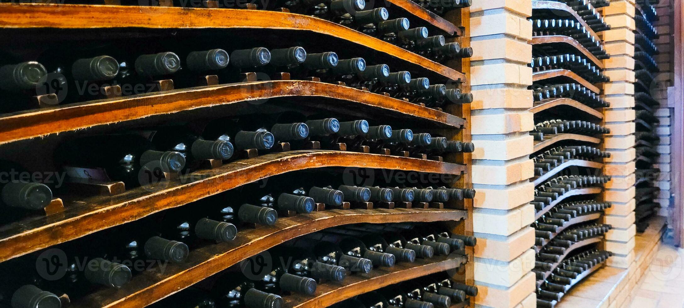 vino botellas en artesanal lagar foto